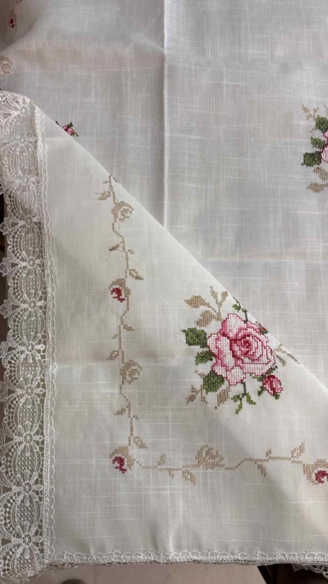 White Floral Embroidered Tablecloth with Lace Edges White Floral Embroidered Tablecloth with Lace Edges